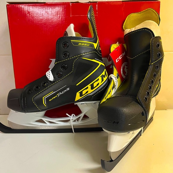 *SOLD* Hockey skates (Youth) - Picture 2 of 5